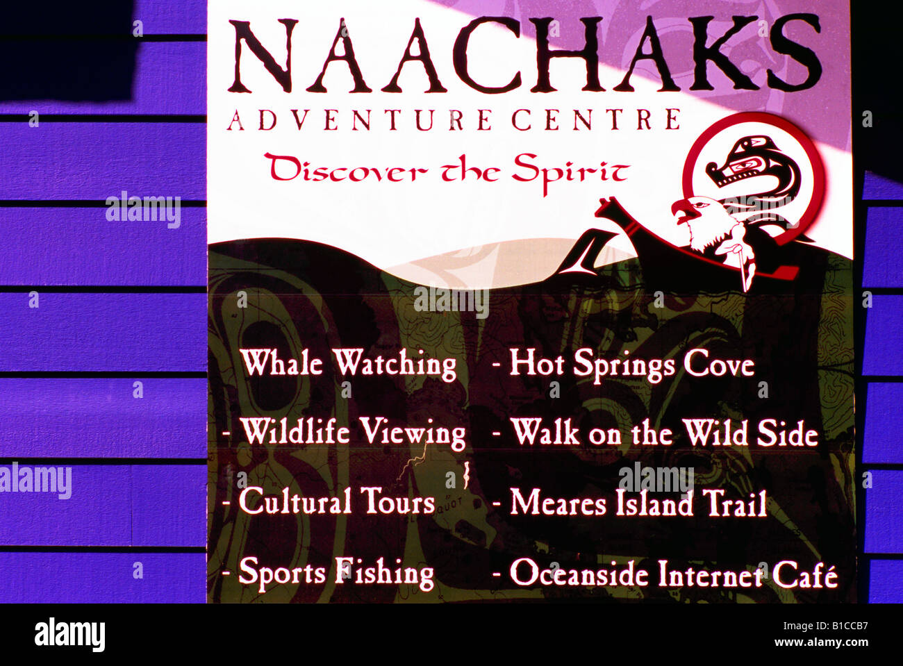 Tofino, BC, Isola di Vancouver, British Columbia, Canada - Naachaks Adventure Centre, segno sul business locale Foto Stock