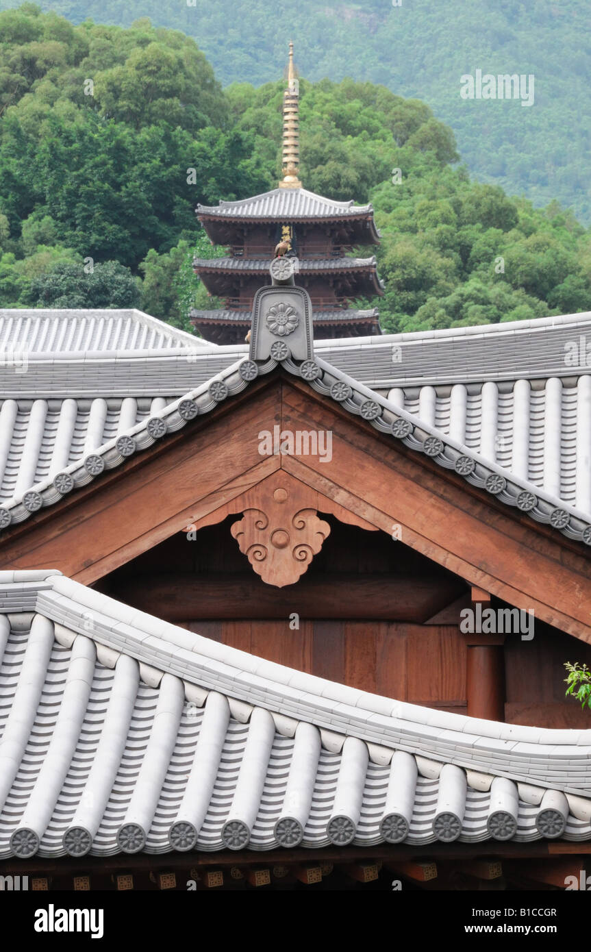 La pagoda cinese convento tetto e piccione nella foresta tropicale Foto Stock