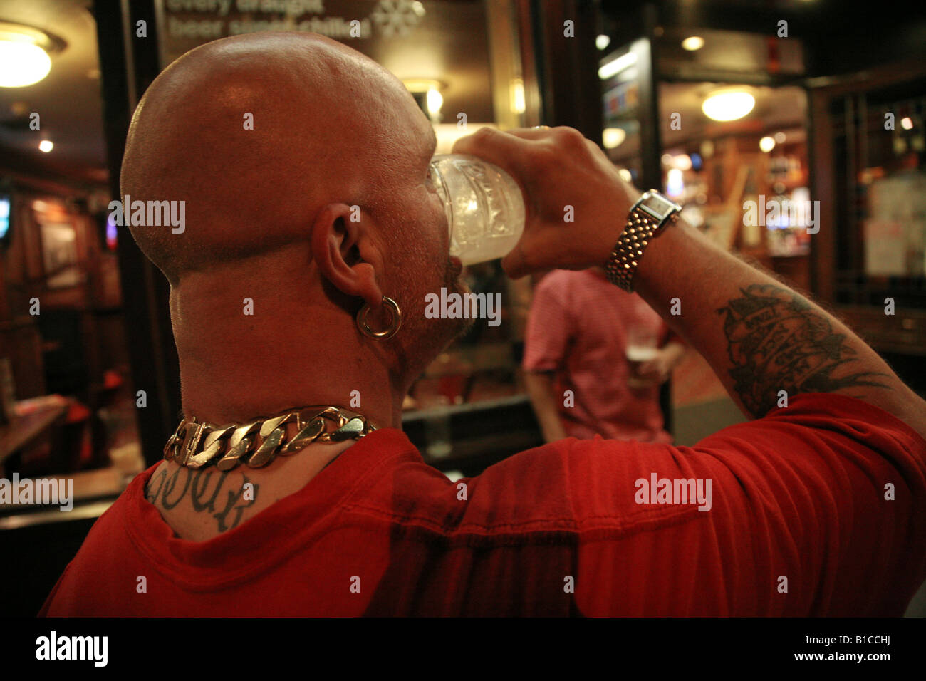 Uomo di bere birra al di fuori di un bar Foto Stock