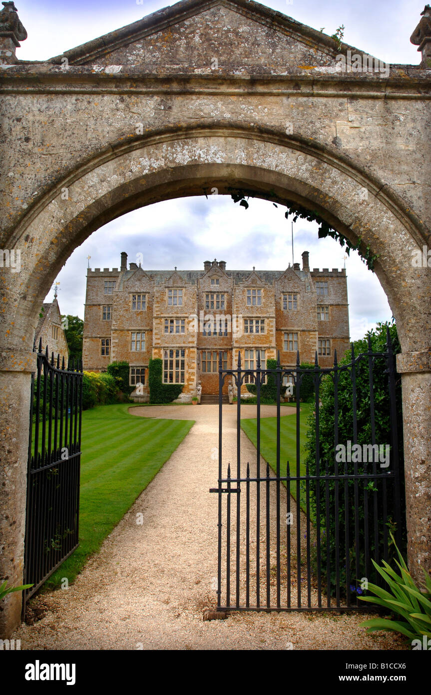 GATEWAY arcuata e il percorso che conduce al CHASTLETON HOUSE OXFORDSHIRE UK Foto Stock