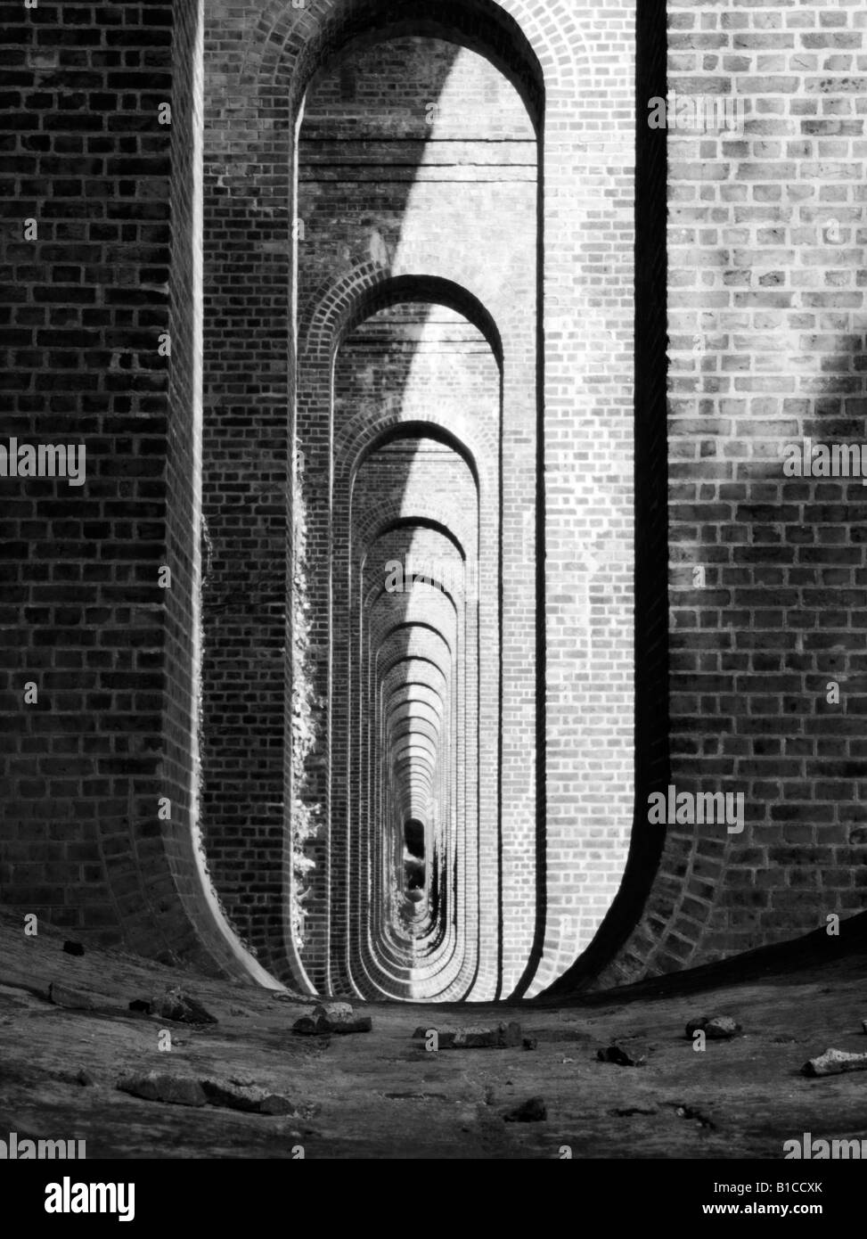 Abstract della enorme Chappel viadotto, concentrandosi sul gioco di ombre. Foto Stock