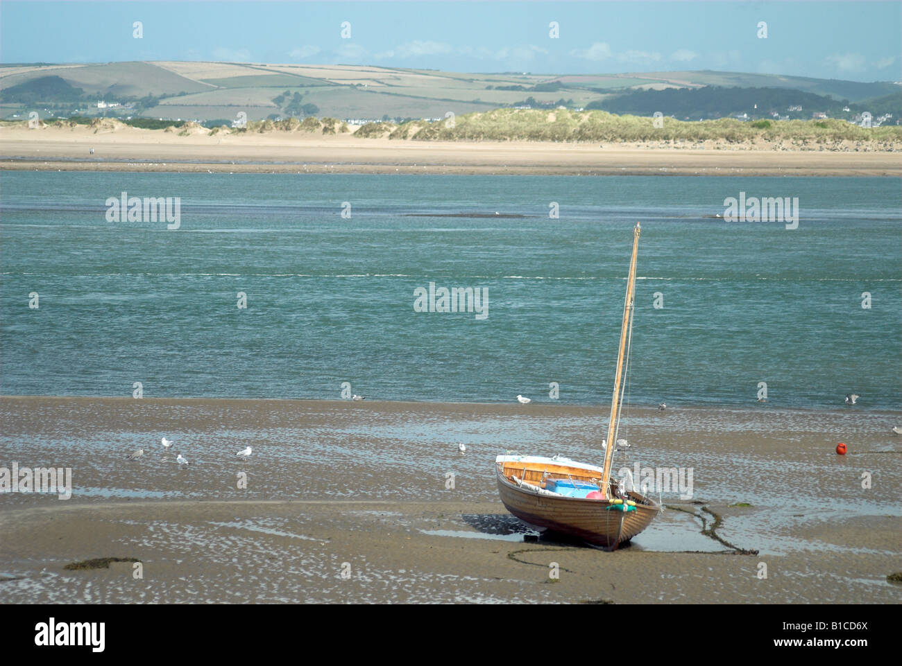 Spiaggiata barca a vela a Appledore North Devon Foto Stock