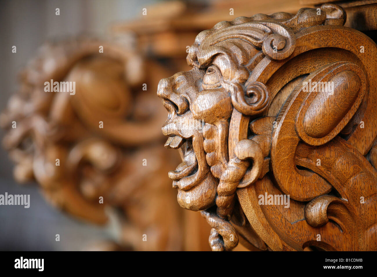 Legno intagliato faccia mitico sul banco del Senato nel municipio storico di Brema, Germania settentrionale Foto Stock