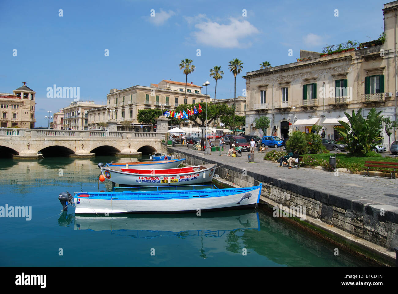 In legno barche da pesca ormeggiate dal Ponte Nuovo, Ortigia, Isola di Ortigia, Siracusa, Sicilia, Italia Foto Stock