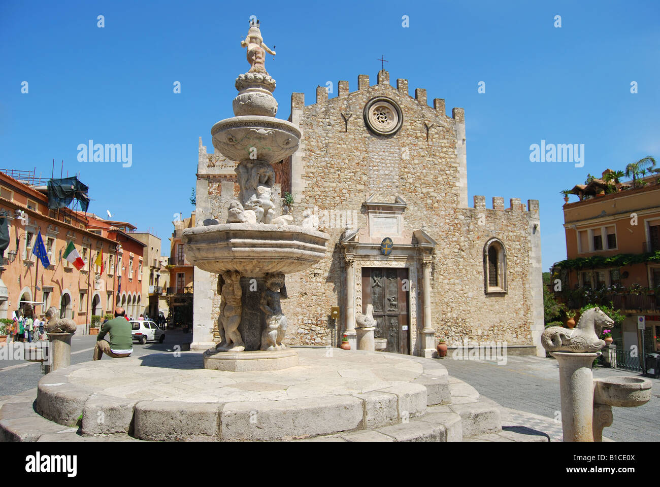 Cattedrale di San Nicola e la Fontana di Mermaid, Piazza Duomo, Taormina, Provincia di Messina, Sicilia, Italia Foto Stock