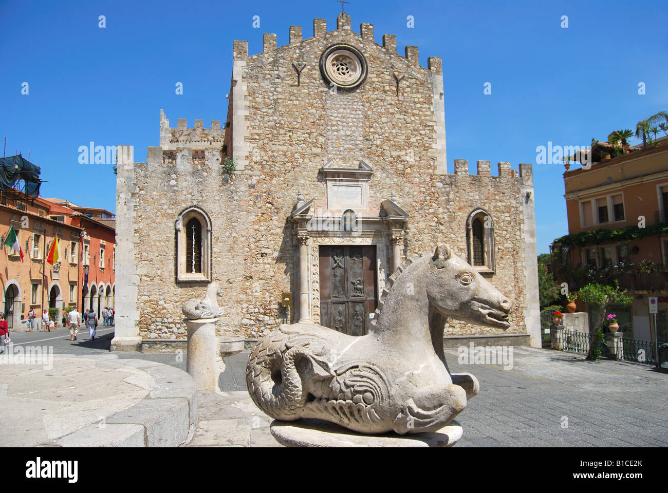 Cattedrale di San Nicola e la Fontana di Mermaid, Piazza Duomo, Taormina, Provincia di Messina, Sicilia, Italia Foto Stock