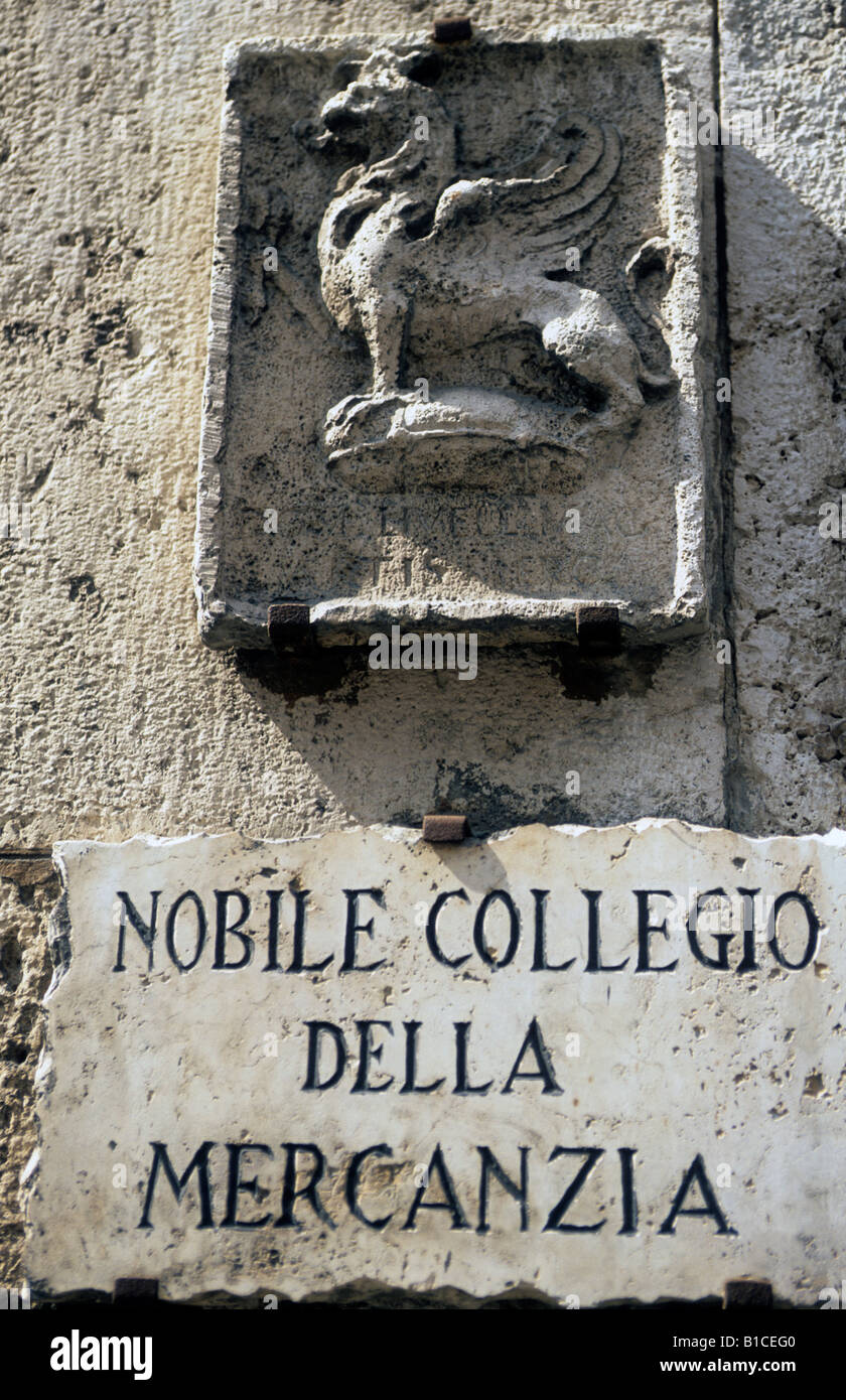 Italia umbria perugia stemma sopra l'entrata del Collegio della Mercanzia Foto Stock