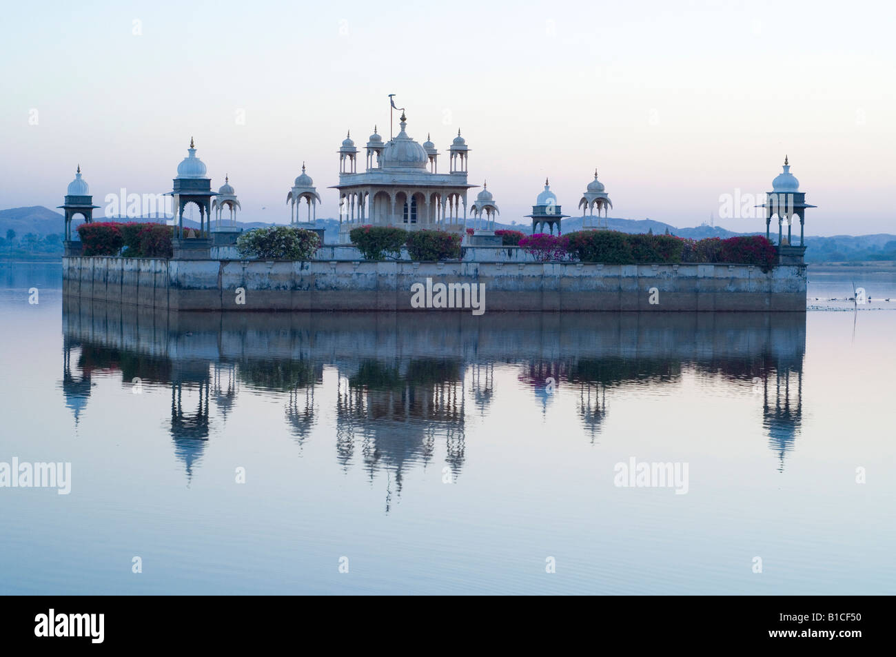 Udai bilas palace rajasthan india tempio sul lago al tramonto Foto Stock
