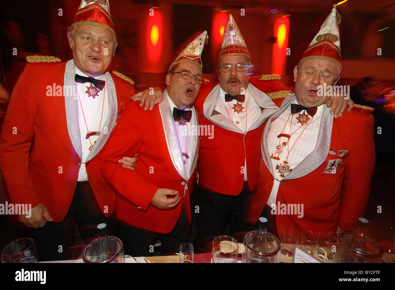 Festaioli divertirsi a una festa di carnevale a Berlino, Germania Foto Stock