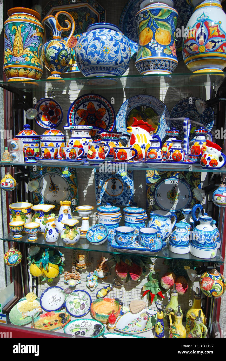 Negozio di ceramica display, Corso Umberto I, Taormina, Provincia di  Messina, Sicilia, Italia Foto stock - Alamy