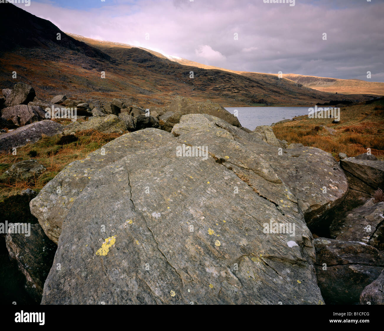 Litorale di roccia. Llyn Ogwen. Parco Nazionale di Snowdonia. Foto Stock