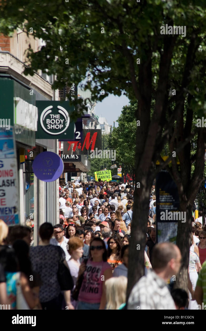 La folla degli acquirenti su Oxford Street. Londra, Inghilterra Foto Stock