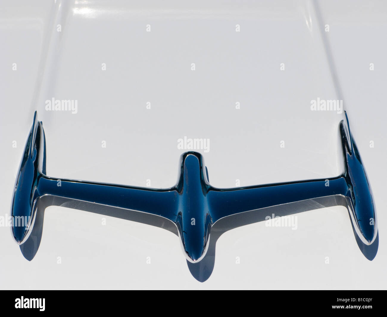 Un close-up della cappa ornamento in corrispondenza degli anni cinquanta Oldsmobile 88. Foto Stock