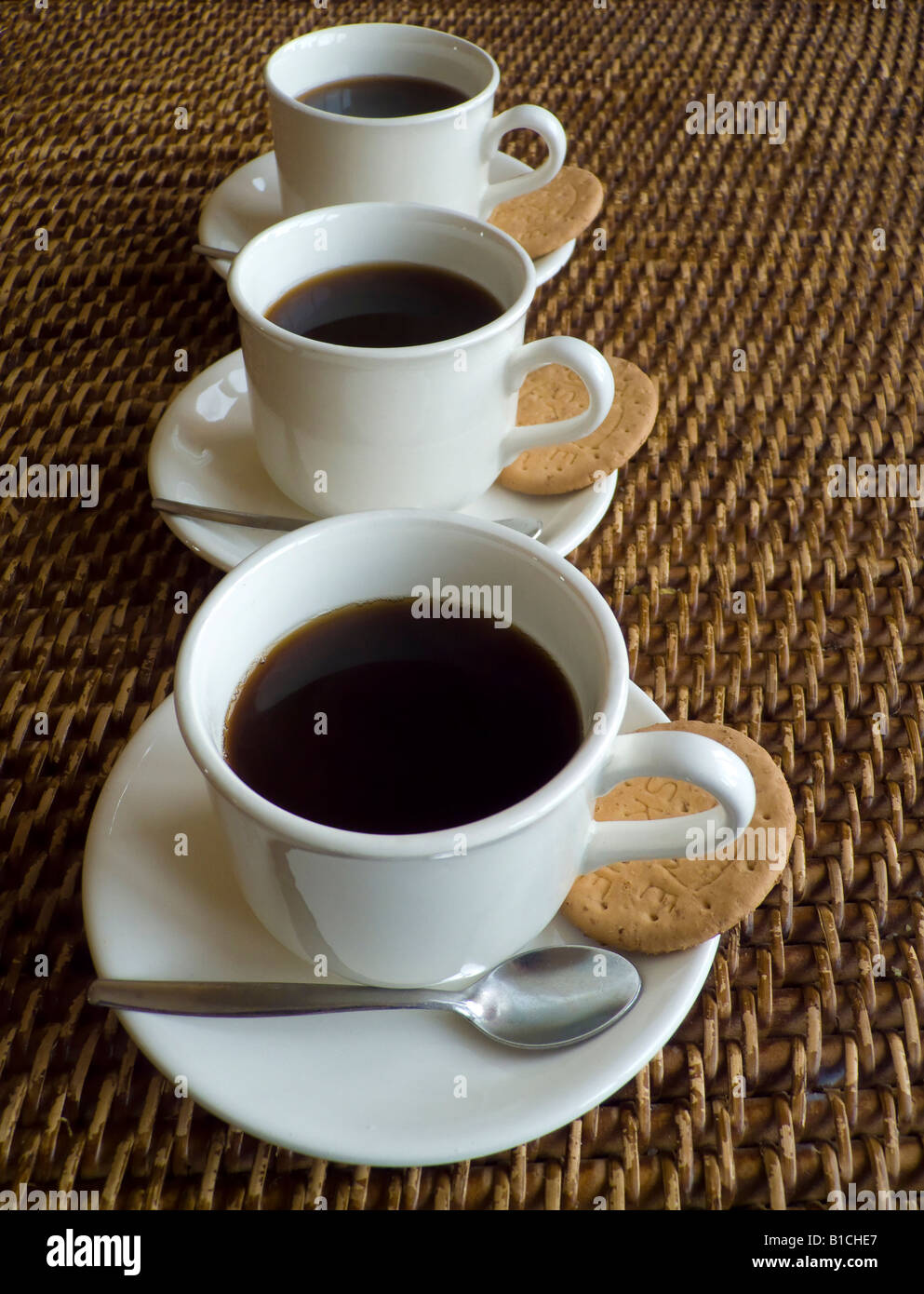 Tre tazze di caffè in una riga Foto Stock