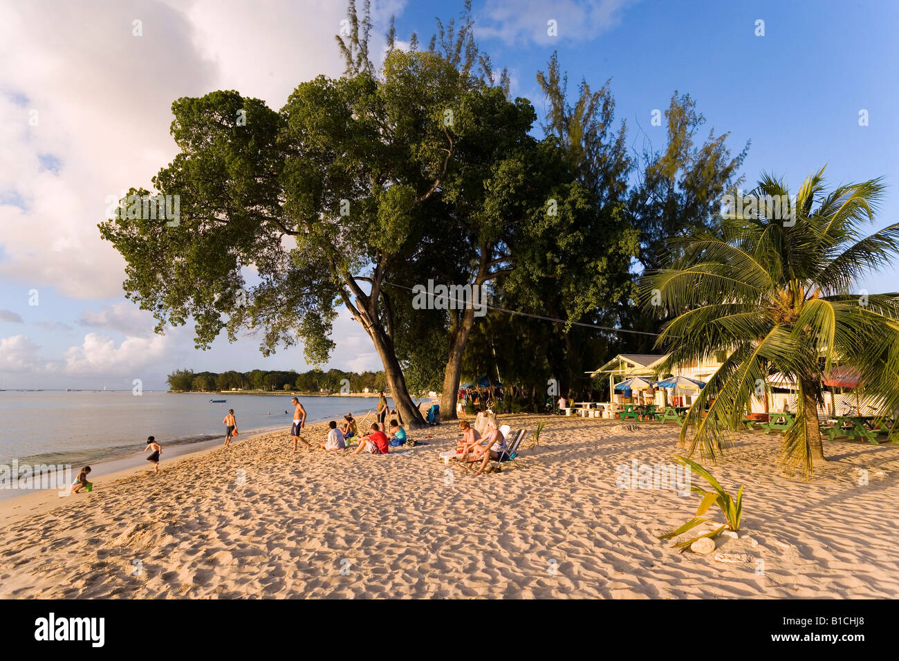 Le persone in un momento di relax a spiaggia Speightstown Barbados Caraibi Foto Stock