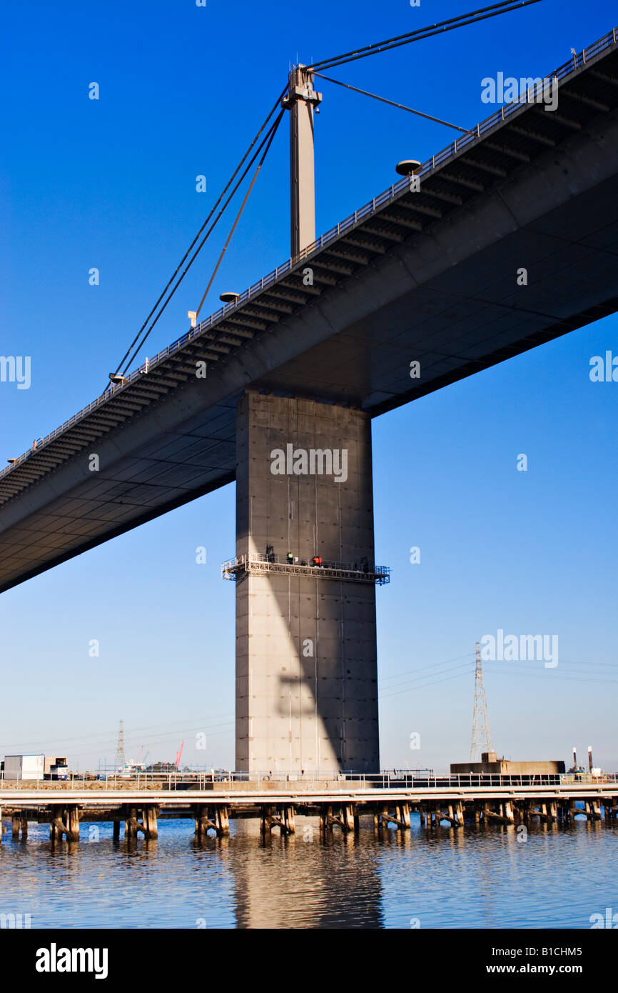 Strutture / Ponti. Ingegneri lavorano in alto su un molo di 'Melbourne s Westgate Bridge' Australia. Foto Stock