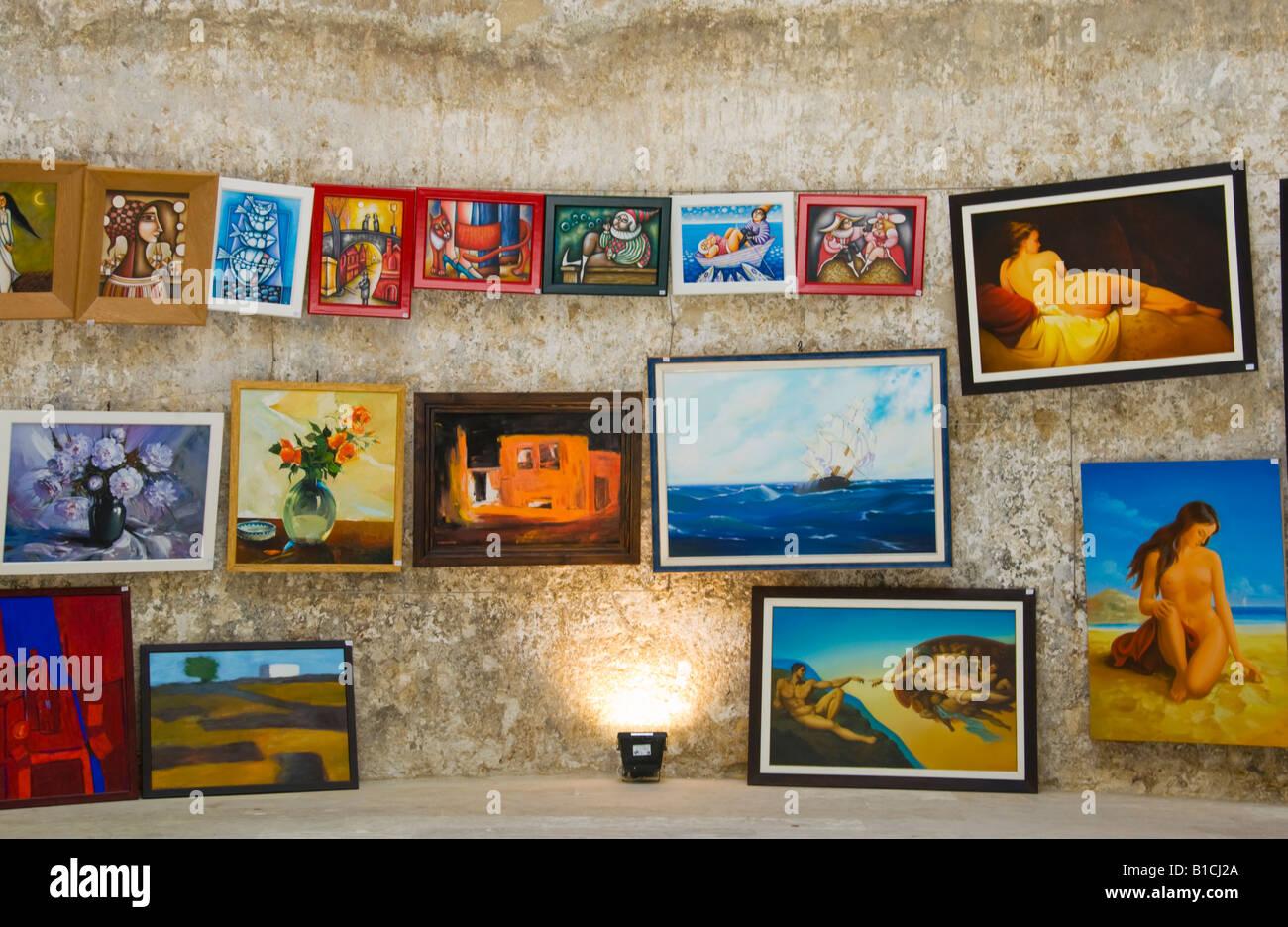 Mostra d'arte in metropolitana sotto la strada in Heraklion capitale e la città più grande sulla Grecia isola mediterranea di Creta Foto Stock