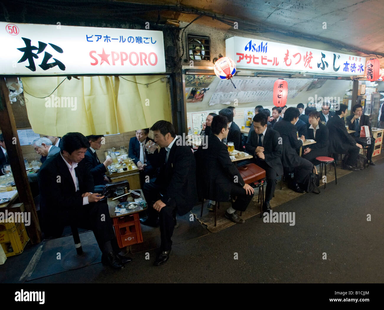 Occupato Izakaya Ristoranti La notte sotto gli archi ferroviaria in Yurakucho Tokyo 2008 Foto Stock