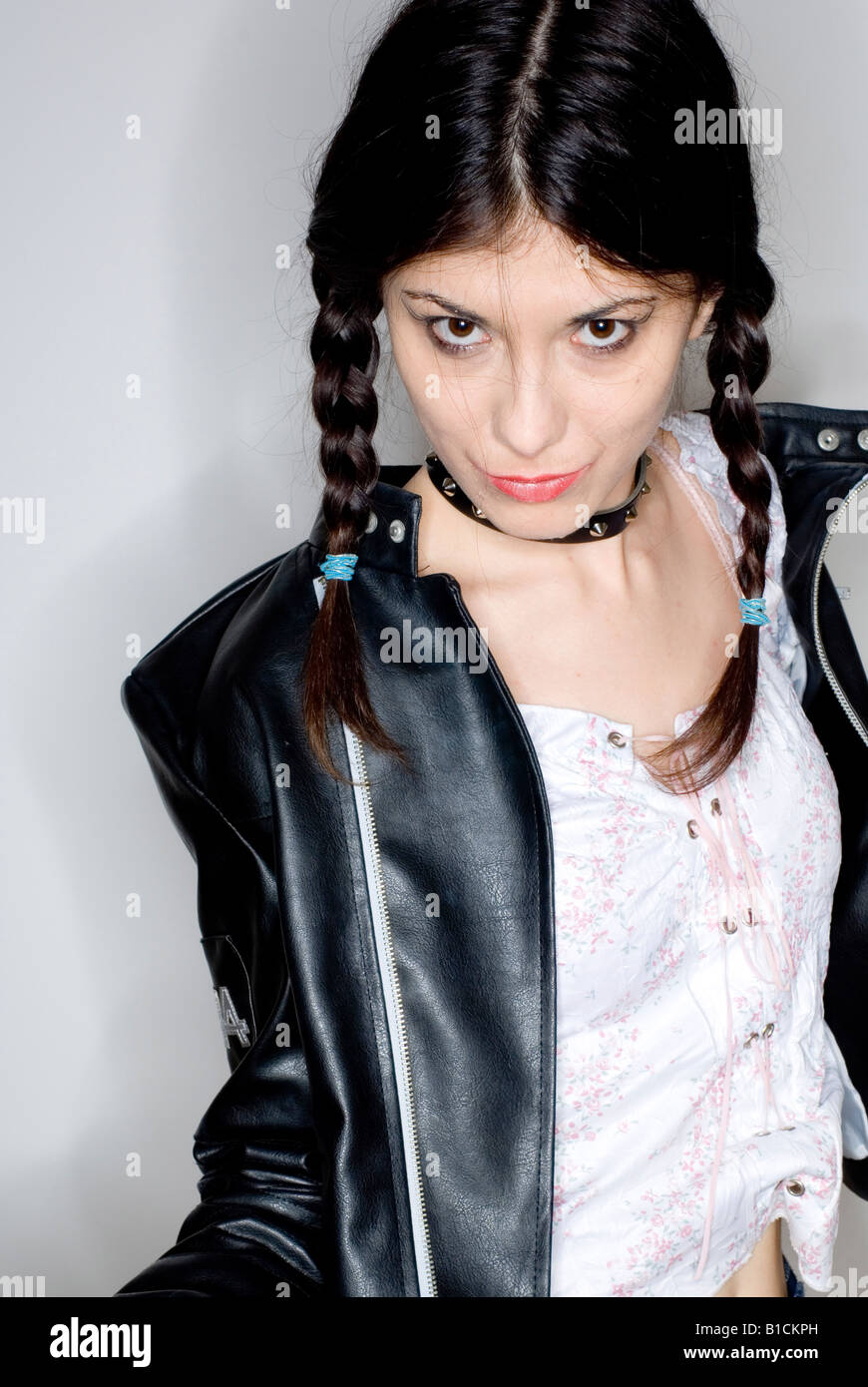 Giovane donna con due trecce e barbell Foto Stock