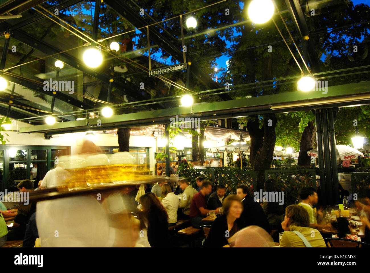 Persone nel giardino della birra Schweizerhaus presso il parco di divertimenti Wiener Prater, Austria, Vienna Foto Stock