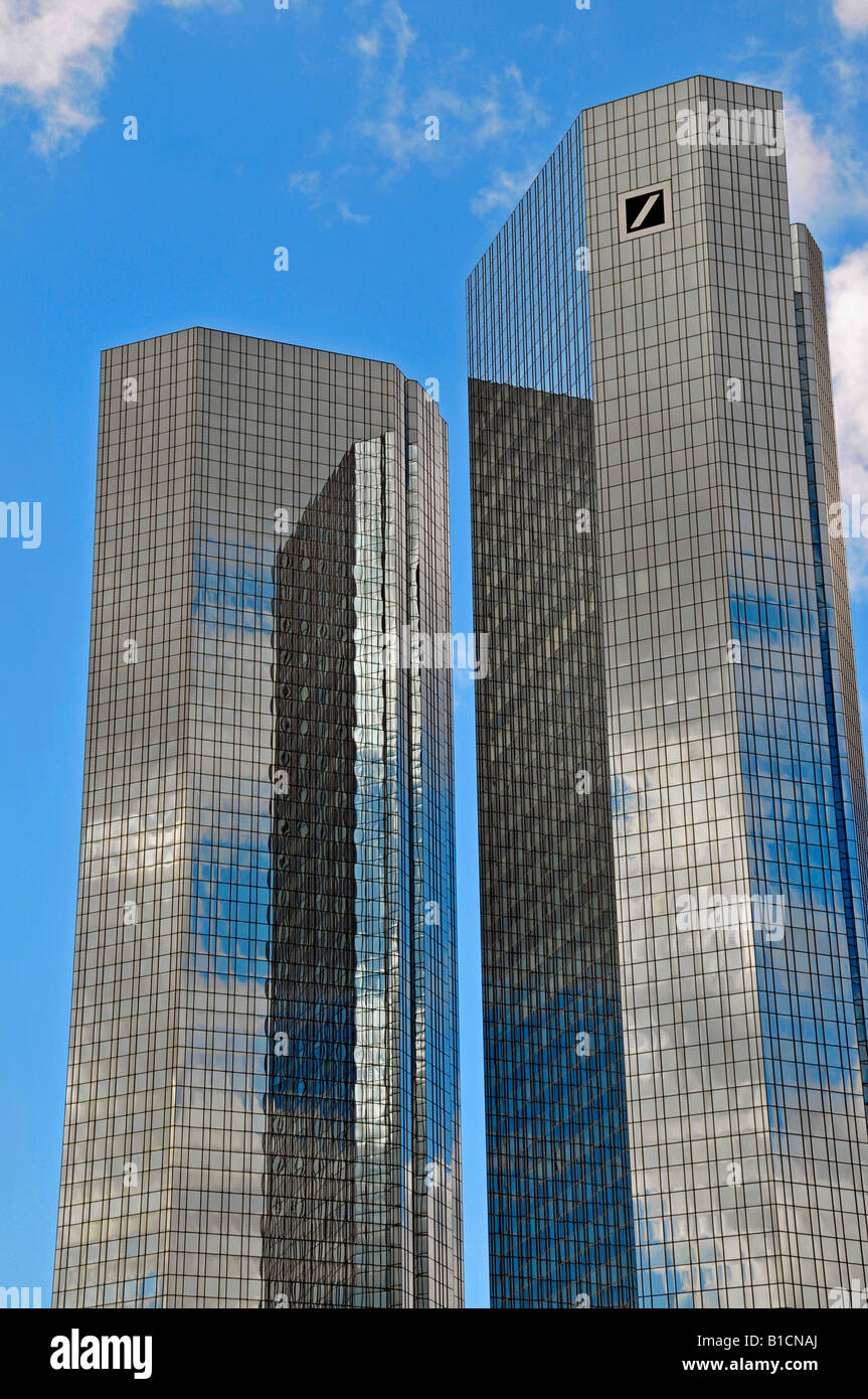 Rivestimento di vetro e il logo aziendale di Deutsche Bank AG, Germania, Hesse, Francoforte Foto Stock