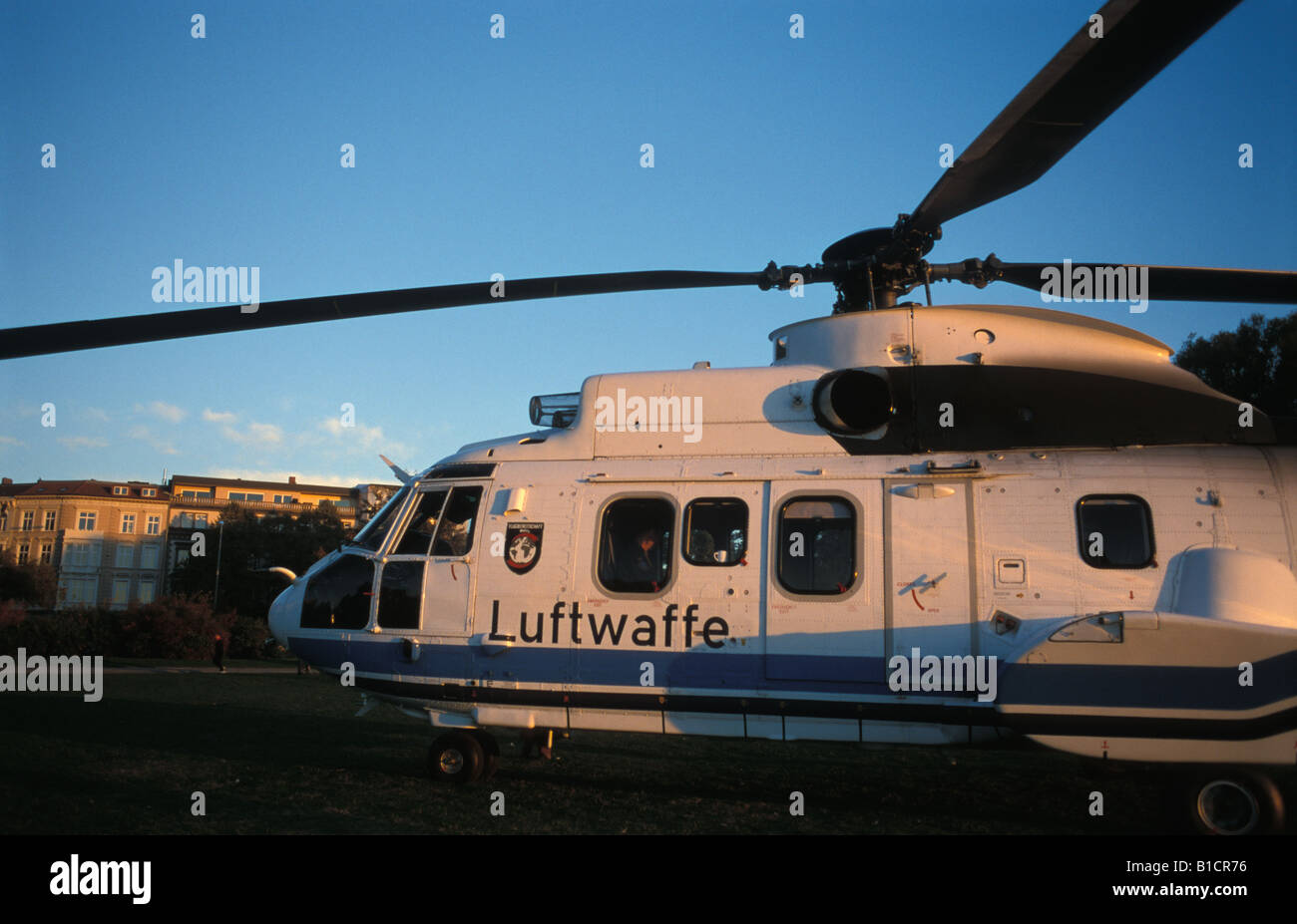 Un elicottero della tedesca Air force su improvvisato atterraggio sulla riva del lago Aussenalster ad Amburgo, Germania Foto Stock