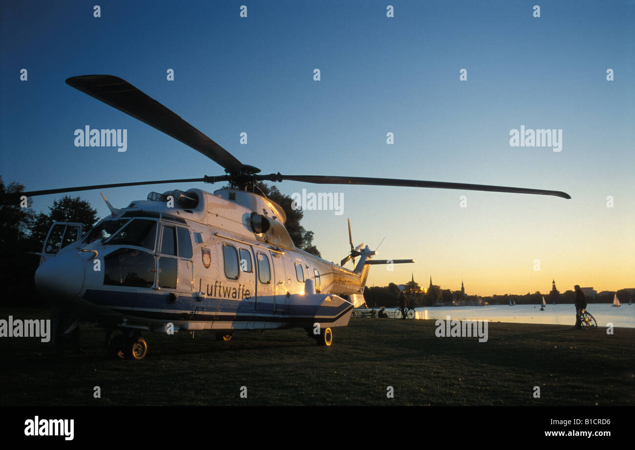 Un elicottero della tedesca Air force al lago Aussenalster nel centro della città di Amburgo, Germania Foto Stock