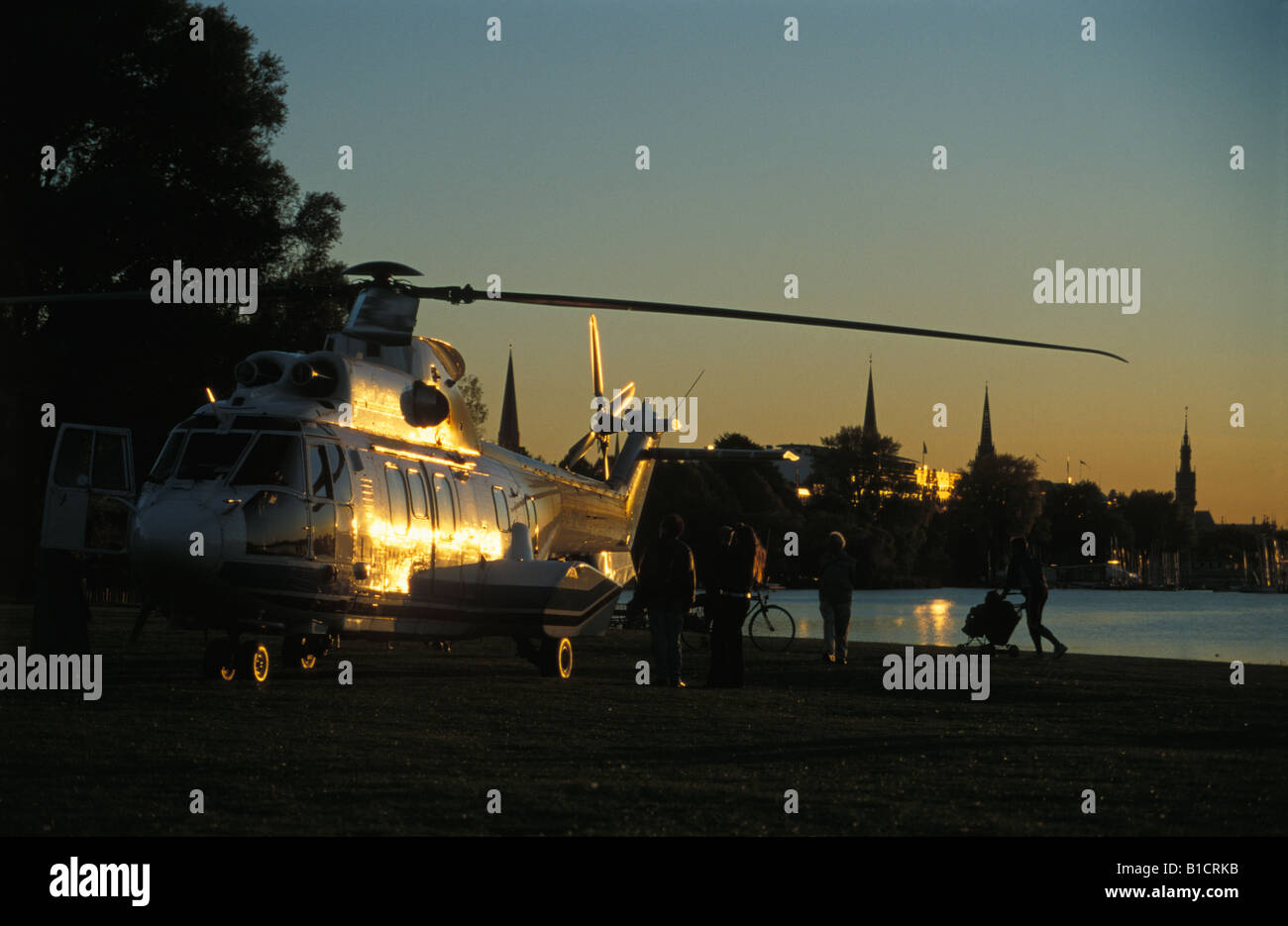 Un elicottero della tedesca Air force al lago Aussenalster nel centro della città di Amburgo, Germania Foto Stock