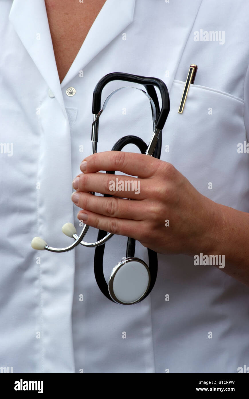 Uno stetoscopio in mano di un bianco rivestito medico curante Foto Stock