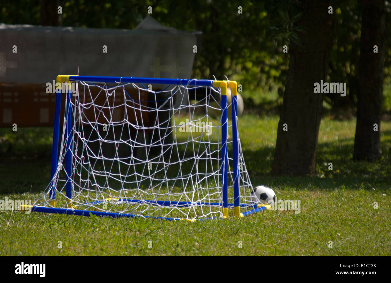 Piccoli in plastica obiettivi di calcio su un prato. Foto Stock