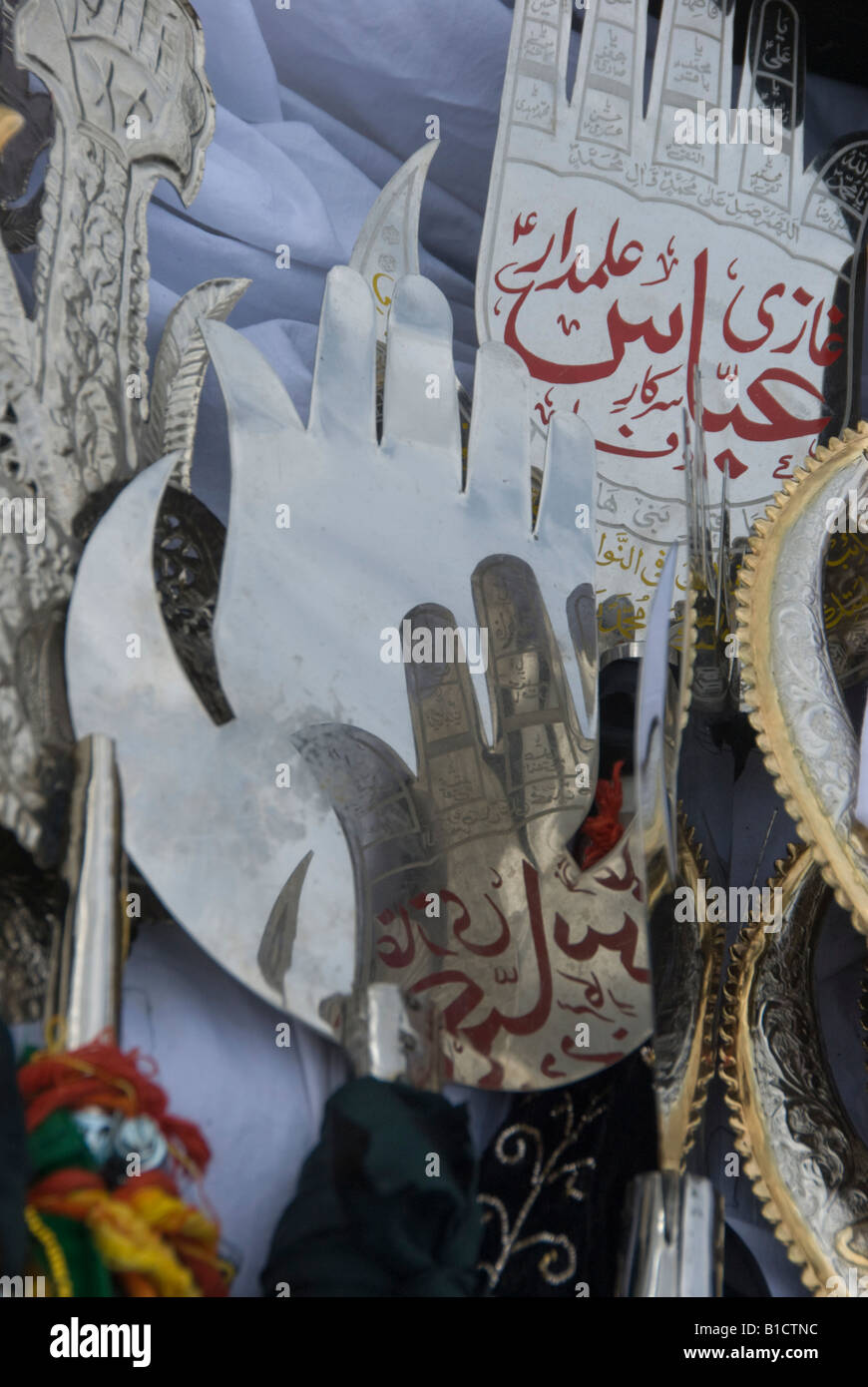 Decorazioni per la parte superiore del banner come musulmani sciiti a prepararsi per una processione Arbaeen a Londra per commemorare Karbala Foto Stock