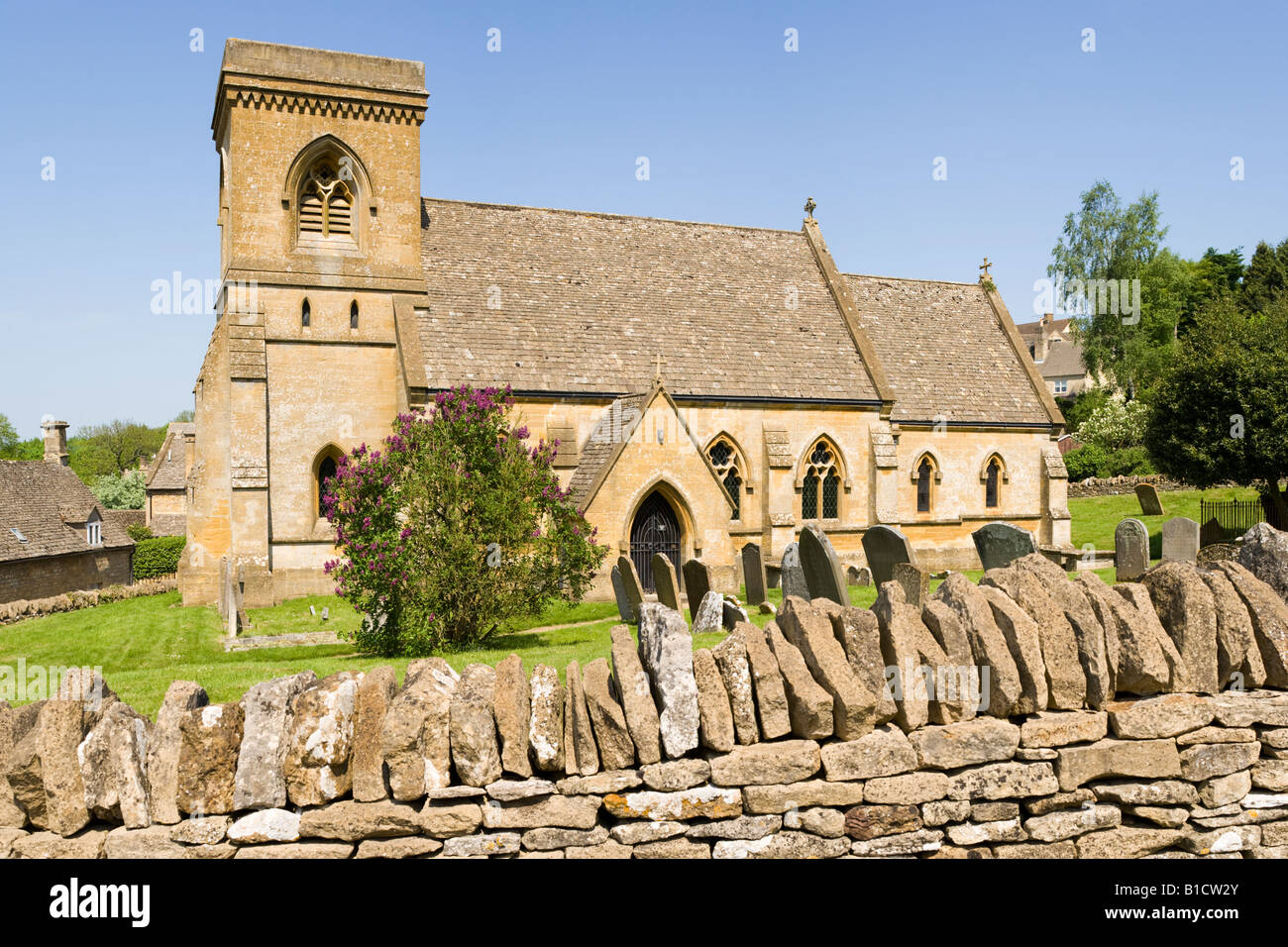 San Barnaba chiesa nel centro del villaggio Costwold di Snowshill, Gloucestershire Foto Stock