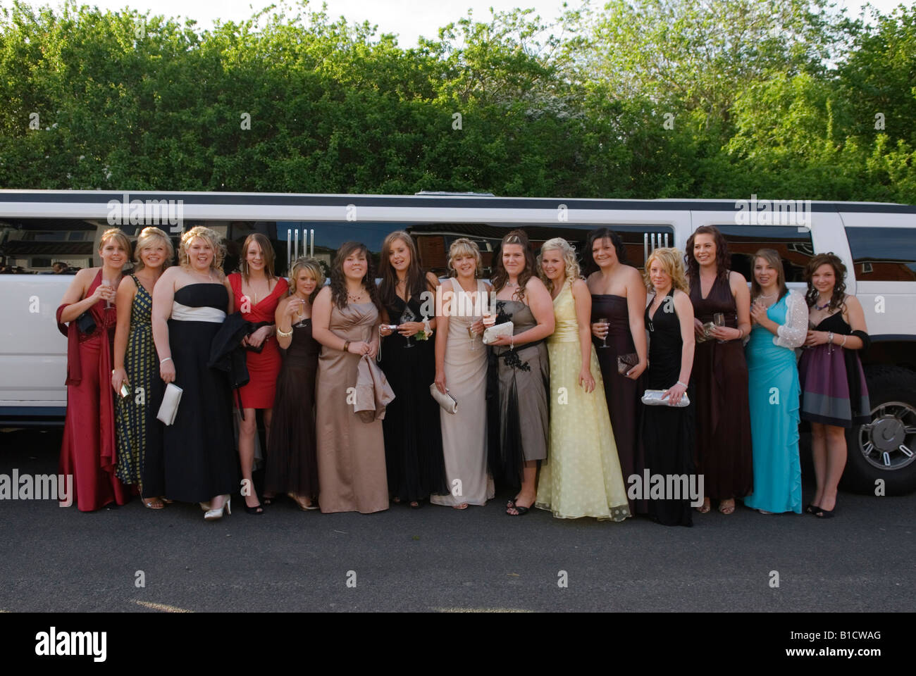 Festa del ballo UK 2000S.. La limousine ci metterà sedici adolescenti adolescenti che andranno al ballo di scuola di abbandono Surrey 2008 UK HOMER SYKES Foto Stock