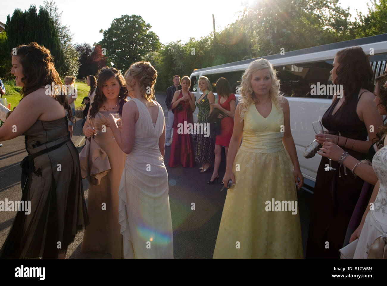 PROM party UK 2000s limousine sedici anni ragazze adolescenti andare ad una scuola lasciare Prom Surrey 2008 UK HOMER SYKES Foto Stock