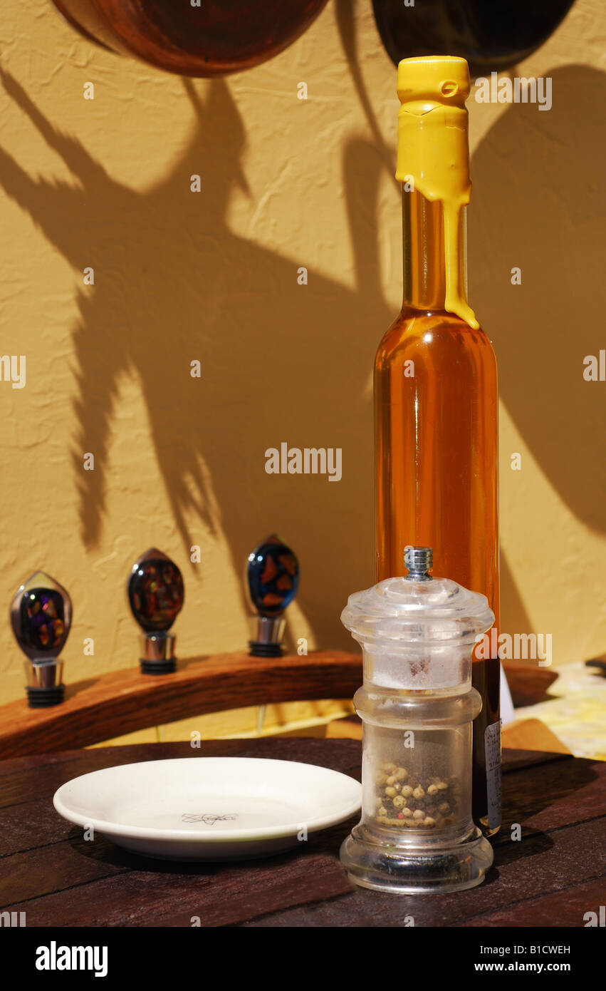 Bottiglia di olio e aceto con pepe macinino in legno Lazy Susan Foto Stock