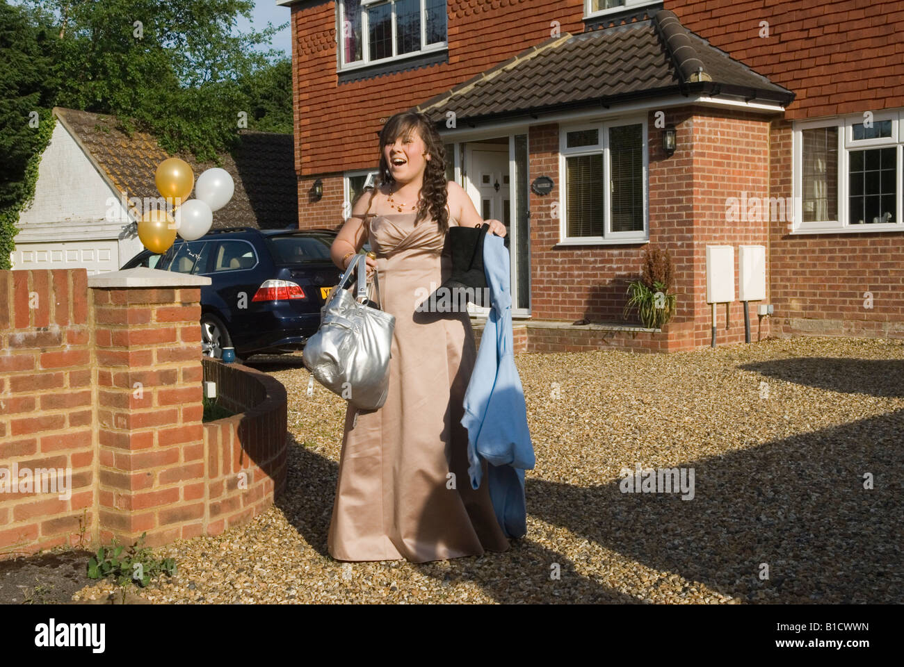 Sedici anni adolescenti ragazze a fine anno lasciare la scuola Prom party Surrey England prima di partire per la sede 2008 2000 Regno Unito HOMER SYKES Foto Stock