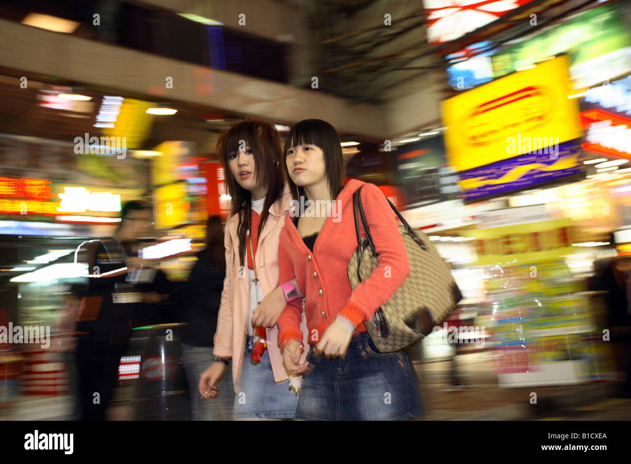 Le ragazze adolescenti su una strada commerciale del distretto di Kowloon, Hong Kong, Cina Foto Stock