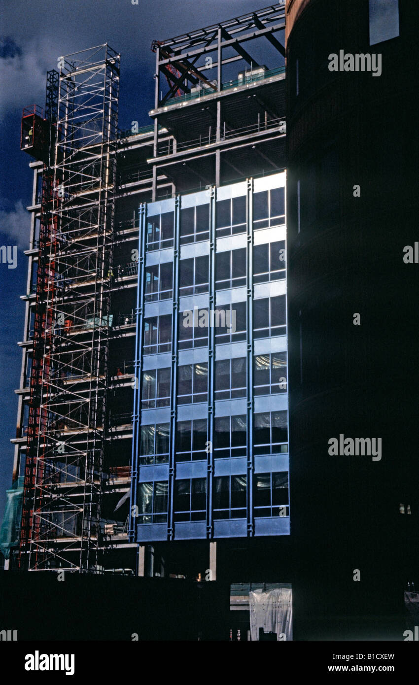 I lavori di costruzione sul sito con i ponteggi Foto Stock