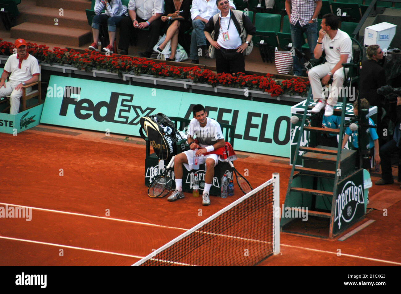 Novak Djokovic durante un cambiamento oltre a Rolland Garros durante i 2008 francesi aperti Foto Stock