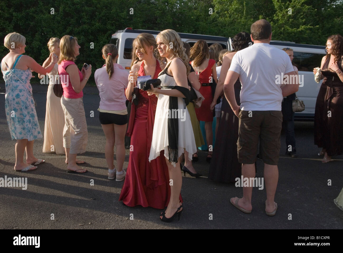 PROM party UK 2000s limousine sedici anni ragazze adolescenti andare ad una scuola lasciare Prom Surrey 2008 UK HOMER SYKES Foto Stock