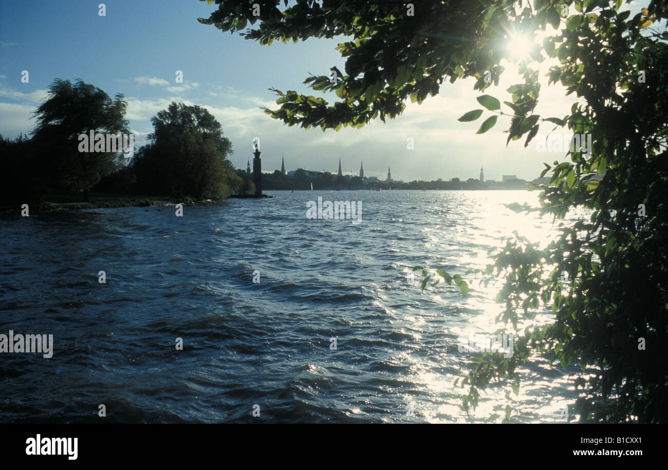 Lago Aussenalster nel centro di Amburgo, con vista panoramica, i campanili in città interna, Germania Foto Stock