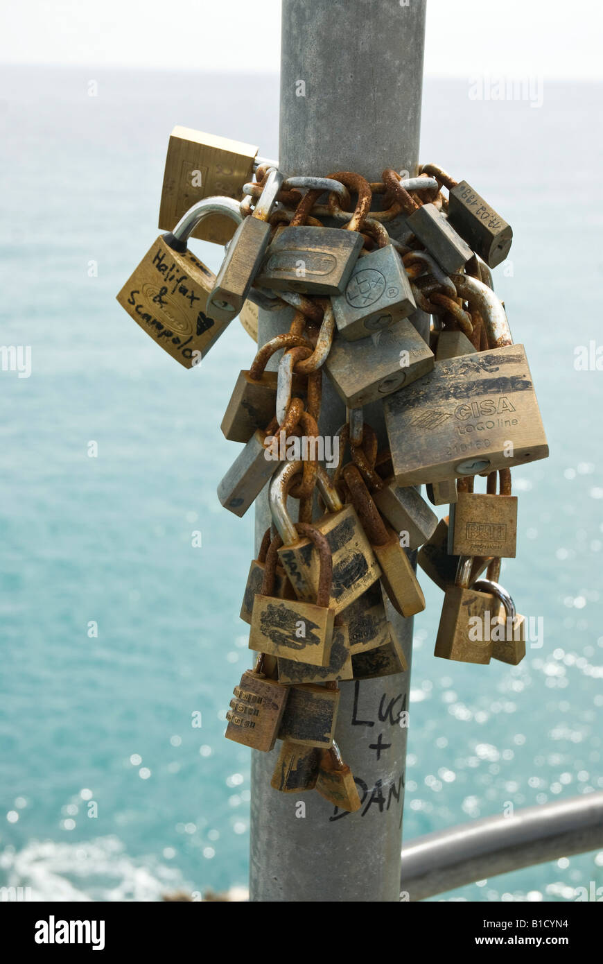Lucchetti come segno di amore eterno Foto Stock
