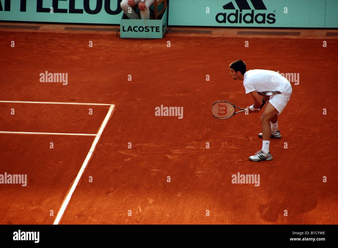 Novak Djokovic in attesa di tornare da servire a Rolland Garros durante il 2008 Open di Francia di tennis tournament Foto Stock