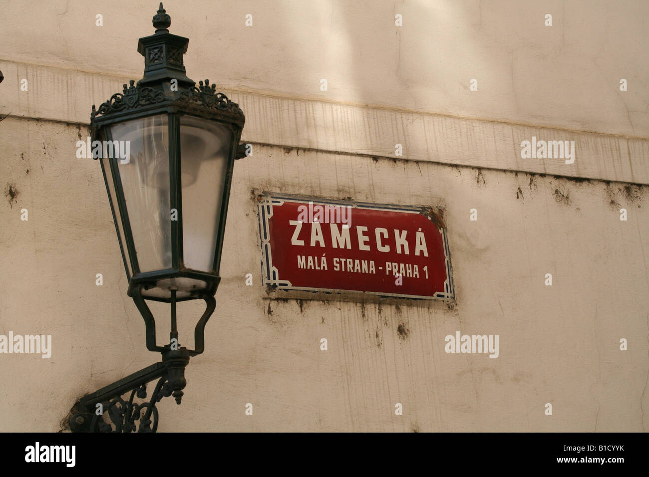 Lampada e piastra di indirizzo, Praga, Repubblica Ceca. Foto Stock