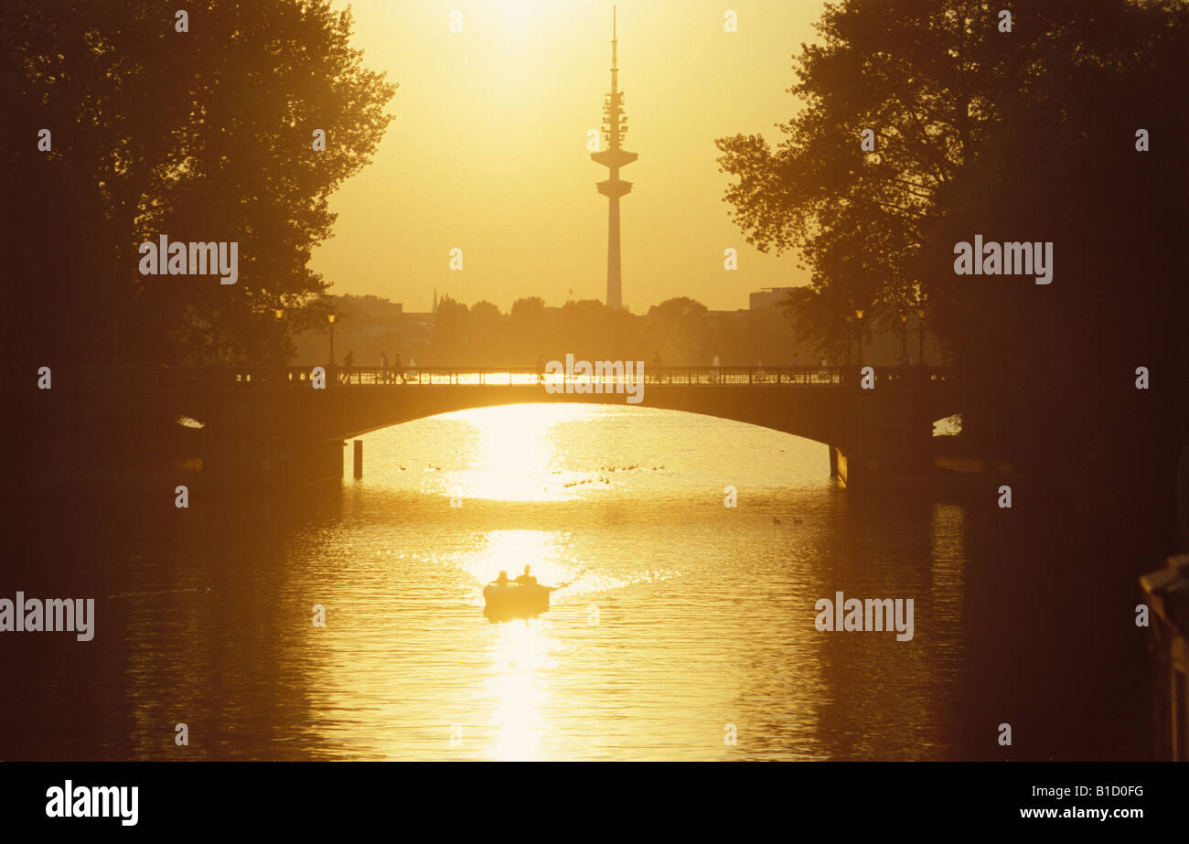 Una barca sul canal Mundsburg nel quartiere di Uhlenhorst a Amburgo, Germania Foto Stock