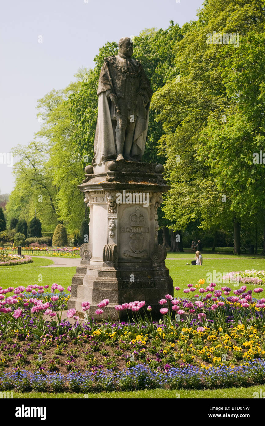 Edward VII statua e le aiuole in Beacon Giardini parco pubblico in città. Lichfield Staffordshire West Midlands England Regno Unito Gran Bretagna Foto Stock