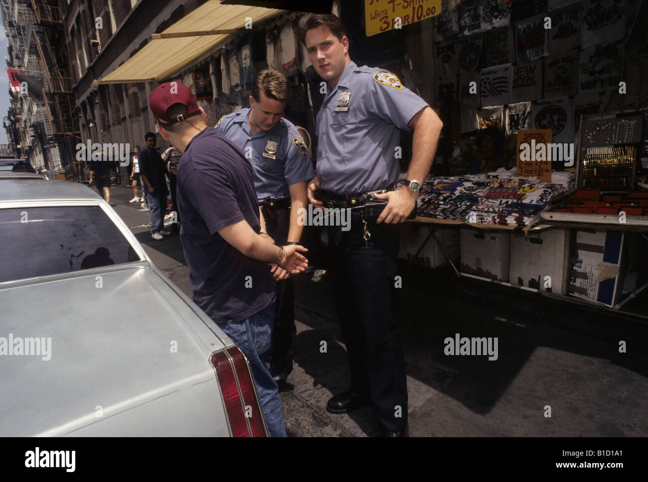 New York NY - Polizia crack giù sul fuoco illegale di opere vendute in Canal Street zona Foto Stock
