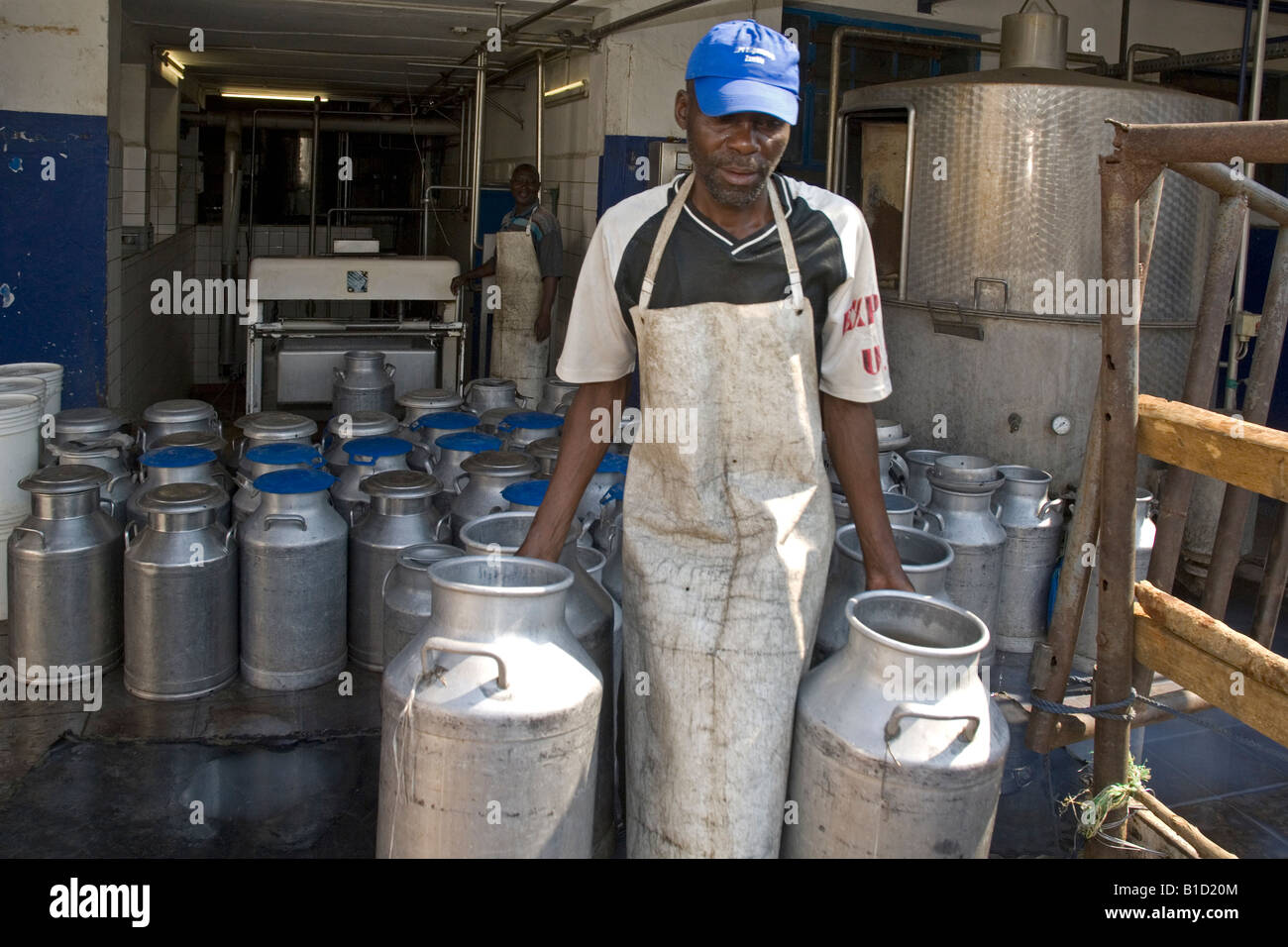 I lavoratori di un caseificio in Magoye, Zambia Foto Stock