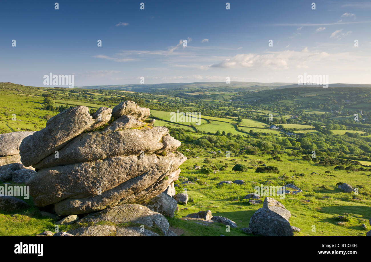 Guardando verso Widecombe da rocce Bonehill Parco Nazionale di Dartmoor Devon England Foto Stock