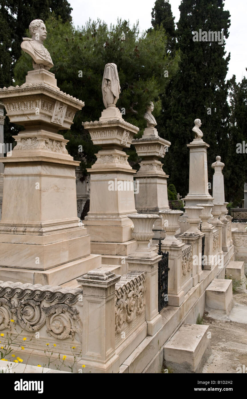 Tomba di marmo e pietre memoriali nel Proto Nekrotafio primo cimitero al Mets quartiere di Atene in Grecia Foto Stock
